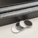 Dobozos érmekapszula, 100 db 46 mm-es, fekete betéttel, elegáns kartondobozban